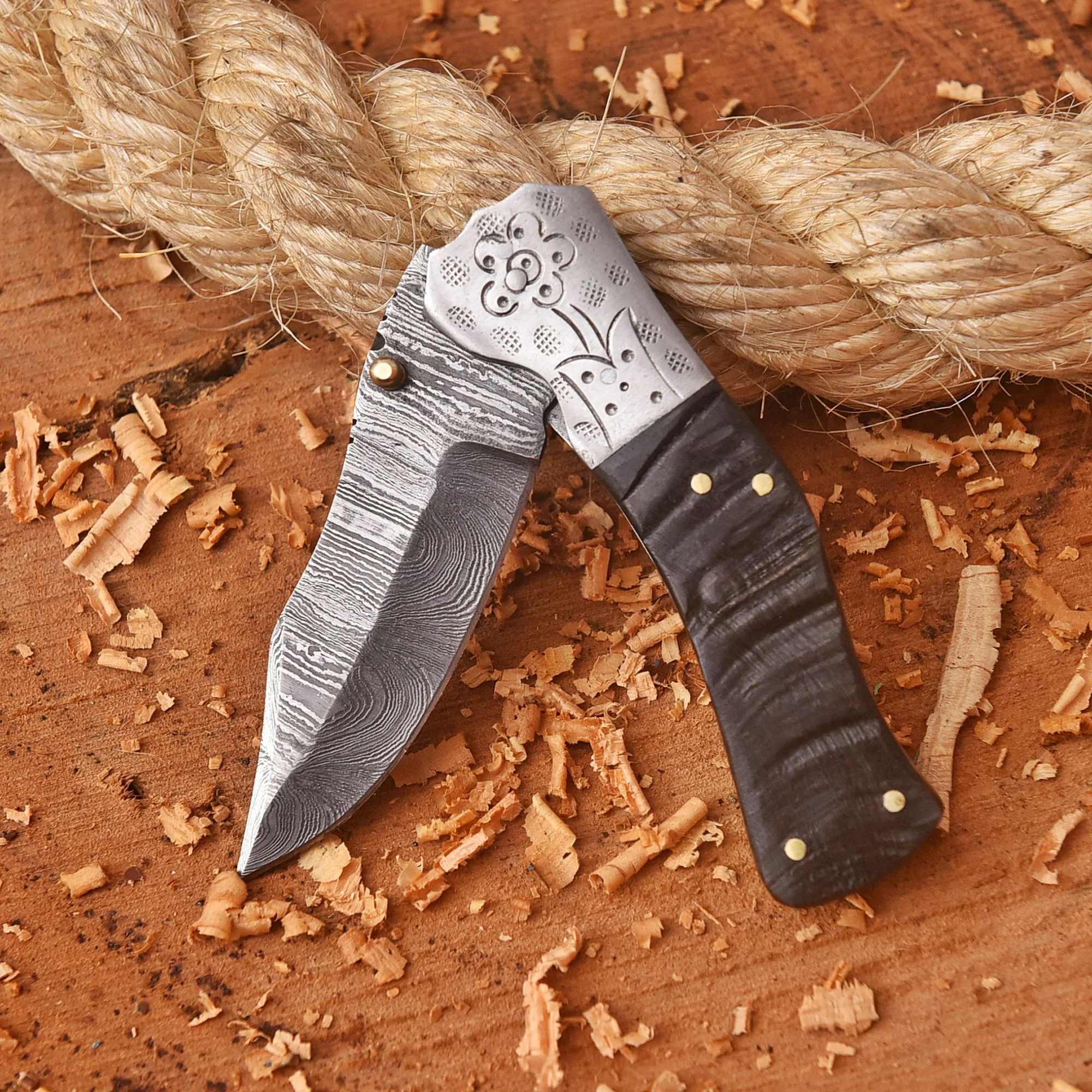Handmade Damascus Folding Blade Pocket Knife Ram Horn Handle Camping Knife - Image 4